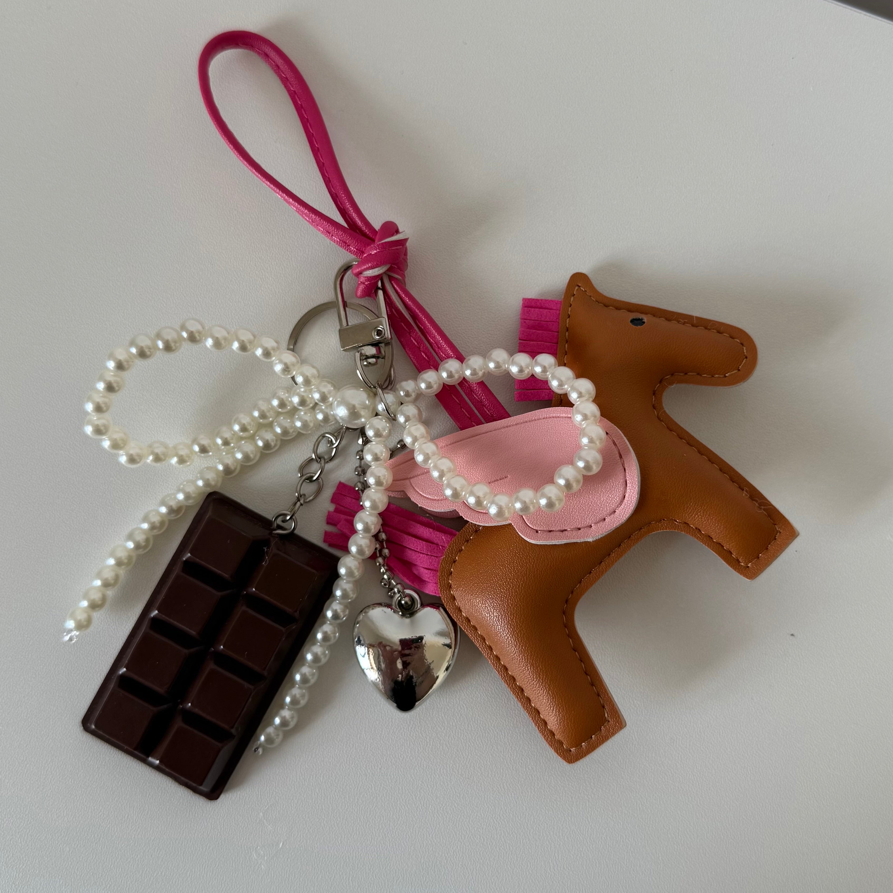 CHARM CAVALLO ALATO CUOIO